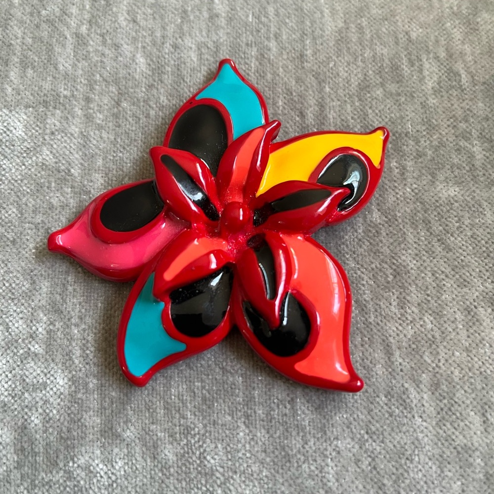 ✨Vintage resin D.L flower brooch✨